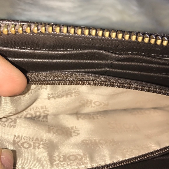 Michael Kors - Signature MK Logo Wallet - Picture 5 of 7